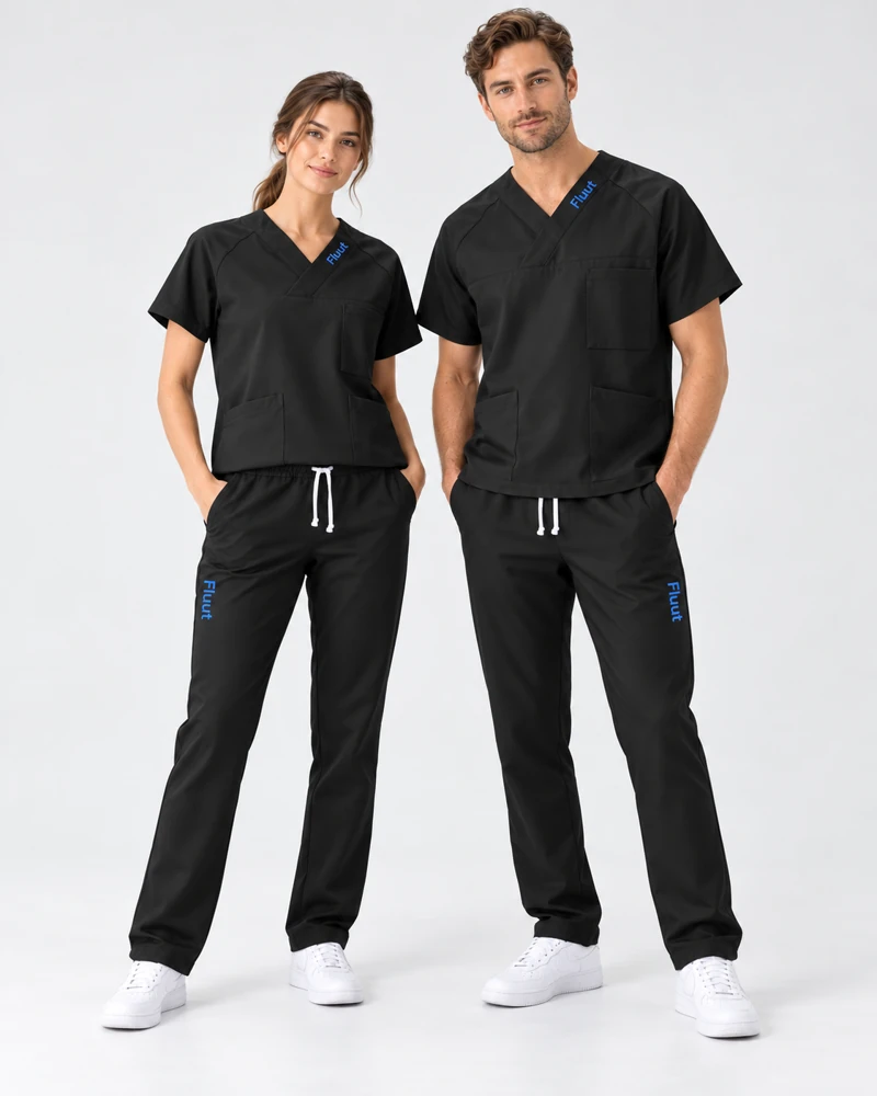 Frau und Mann im schwarzen Kasack-Hosen-Set – FLUUT-Referenzfoto